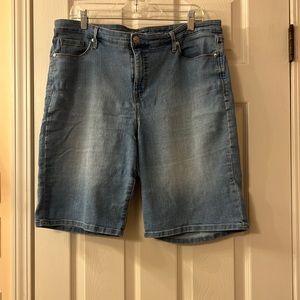 Gloria Vanderbilt Slimming Effect denim shorts, medium wash, size 16
